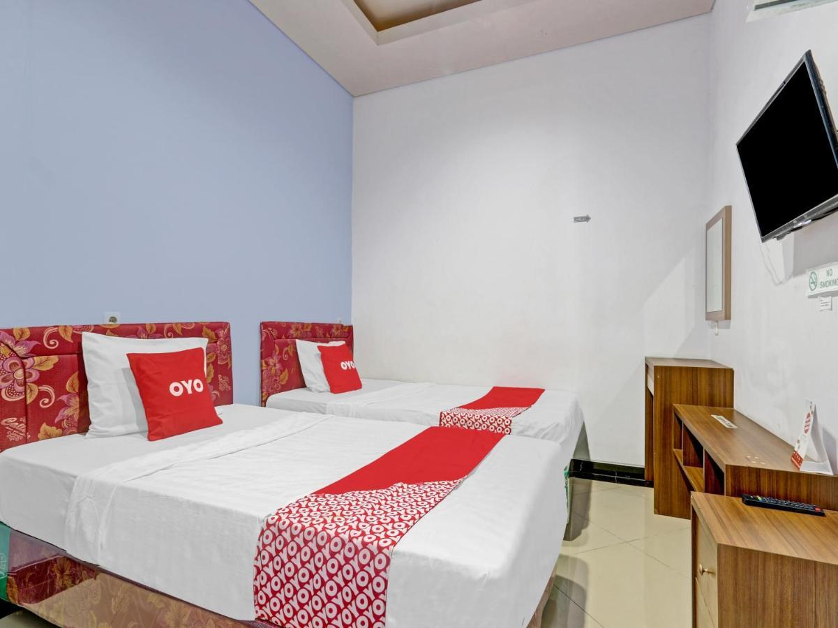 Oyo 90553 Arteri Guest House Semarang Exterior foto